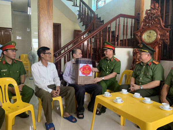 Thứ trưởng Nguyễn Duy Ngọc thăm, trao quà Trung tâm điều dưỡng thương binh Duy Tiên và Kim Bảng -0