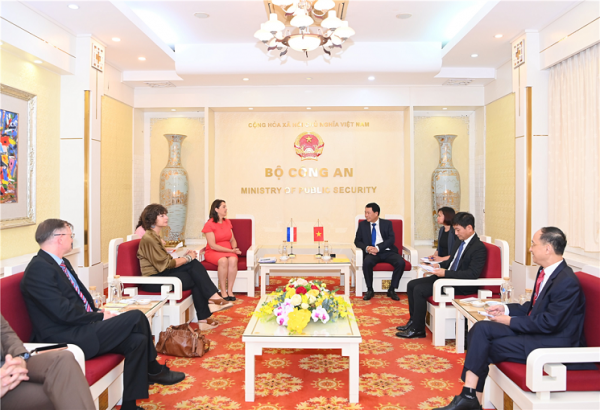 Deputy Minister Le Quoc Hung host meeting with Dutch ambassador -0