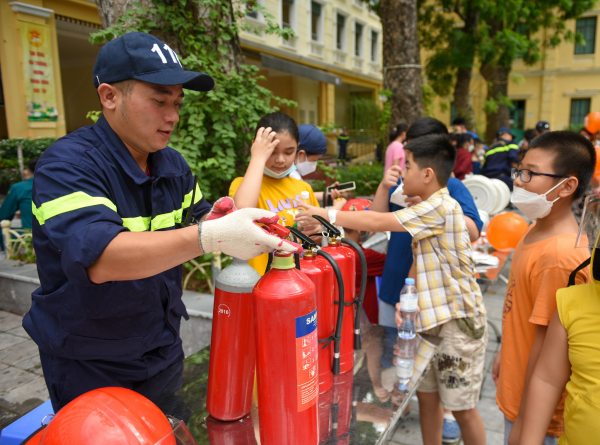 Children in Hanoi transform into little-firefighters -1