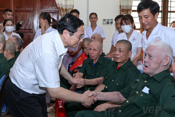 Thủ tướng tặng quà, tri ân Mẹ Việt Nam anh hùng, các thương binh và gia đình chính sách -0