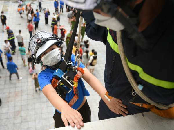 Children in Hanoi transform into little-firefighters -4