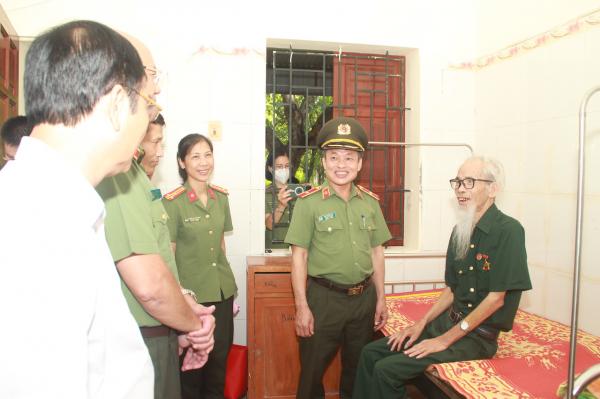 Cụm thi đua số 6 thăm, tặng quà các thương, bệnh binh tại Trung tâm Điều dưỡng Thương binh Kim Bảng -1
