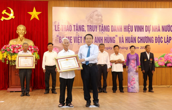 Trao tặng và truy tặng danh hiệu Mẹ Việt Nam Anh hùng cho 26 bà mẹ ở Quảng Trị  -0