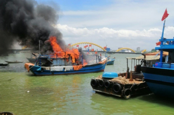 Đà Nẵng: Cháy tàu cá đang neo đậu tại Âu thuyền Thọ Quang -0