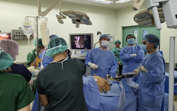 Lần đầu tiên, Bệnh viện Bình Dân dùng robot cắt ung thư thận  -0
