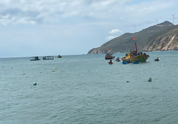 Bình Định: Tàu cá bị chìm, 4 ngư dân được cứu sống -0