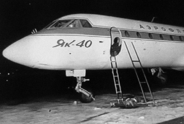 3. chiếc máy bay yak-40 sau vụ tấn công.jpg -0