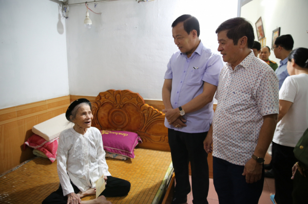 Major General Le Tan Toi visits Vietnamese Heroic Mother in Nghe An -0