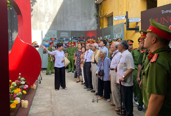 Khai mạc trưng bày “Cung trầm Tháng 7” -0