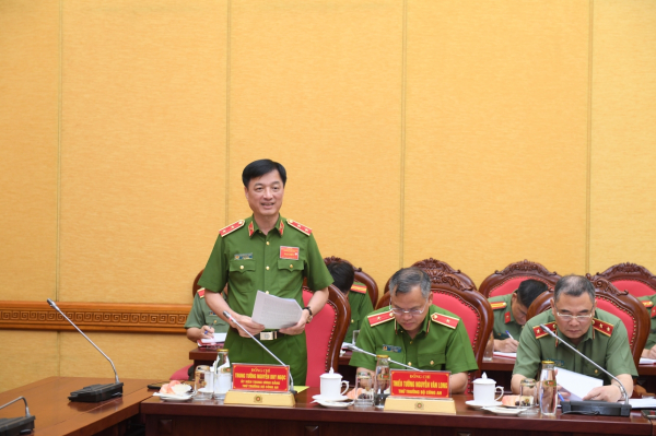Hình ảnh của người chiến sĩ Cảnh sát Nhân dân Việt Nam đã chạm tới trái tim của người dân -0