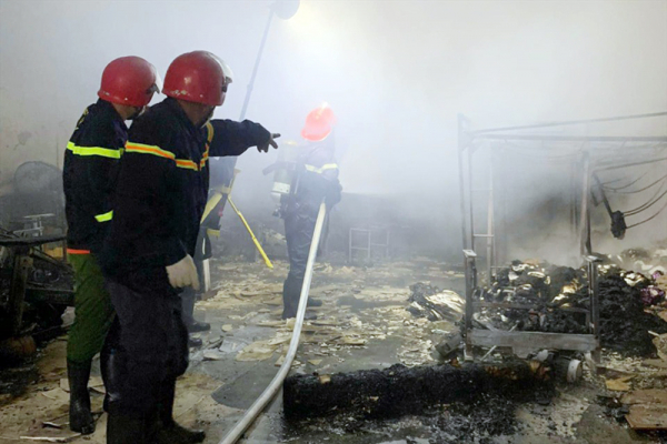 Kịp thời ngăn chặn đám cháy tại xưởng may ở Hà Tĩnh -0