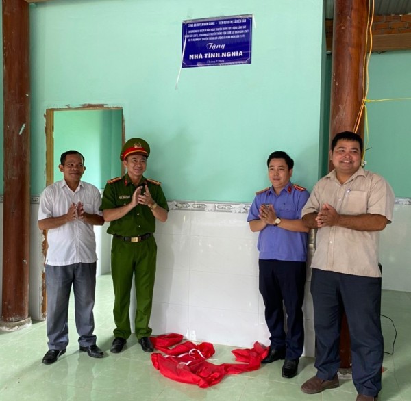 Công an huyện Nam Giang bàn giao nhà tình nghĩa ở xã biên giới Việt – Lào  -0