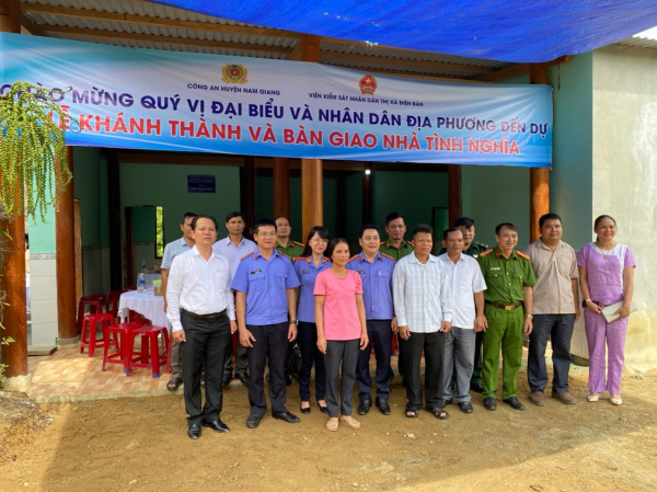 Công an huyện Nam Giang bàn giao nhà tình nghĩa ở xã biên giới Việt – Lào  -1