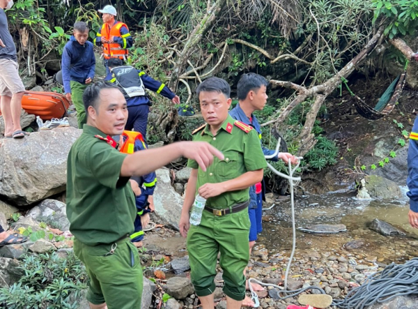 Đà Nẵng: Nam du khách rơi xuống thác nước tử vong khi cùng nhóm ban đi du lịch  -2