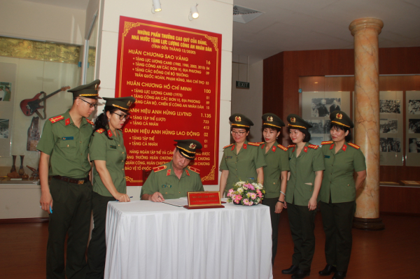 Cụm thi đua số 1, Bộ Công an dâng hương, tưởng niệm Chủ tịch Hồ Chí Minh và các liệt sỹ CAND -0