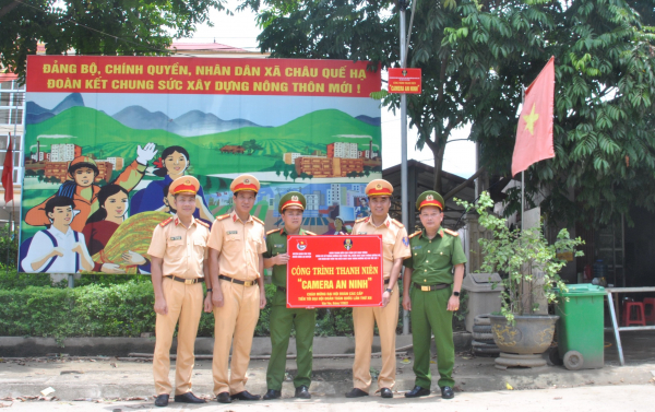 Đoàn thanh niên CSGT tặng quà các gia đình thương binh, liệt sỹ tại Yên Bái -0