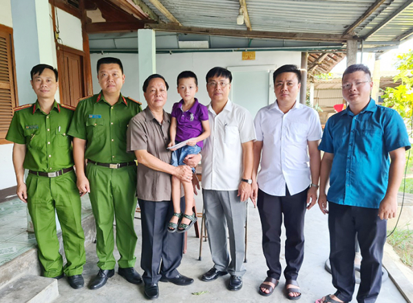 Thăm bé Gấu của người mẹ - chiến sĩ Cảnh sát kiên cường Đậu Thị Huyền Trâm -0
