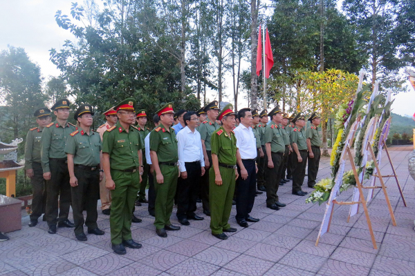 Thứ trưởng Lê Quốc Hùng dâng hoa, dâng hương tri ân anh hùng, liệt sĩ tại Quảng Nam -0