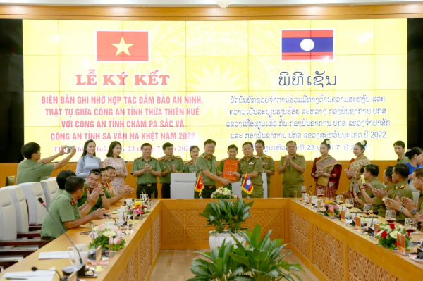 Công an Thừa Thiên-Huế ký kết ghi nhớ đảm bảo ANTT với Công an 2 tỉnh nước bạn Lào -0