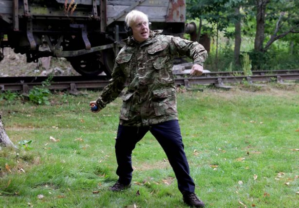 Thủ tướng Anh Johnson tập ném lựu đạn cùng lính Ukraine -0
