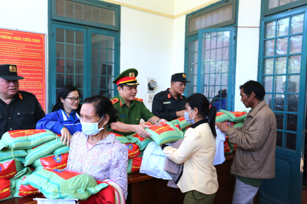 Bộ Tư lệnh Cảnh sát cơ động về Lâm Đồng xây nhà tình nghĩa, tri ân người có công -0