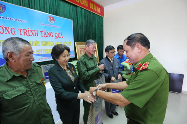 Bộ Tư lệnh Cảnh sát cơ động về Lâm Đồng xây nhà tình nghĩa, tri ân người có công -2
