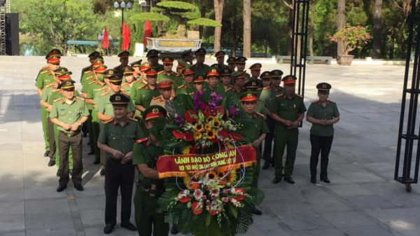 Lực lượng Công an tri ân các Anh hùng liệt sĩ tại Quảng Trị -0