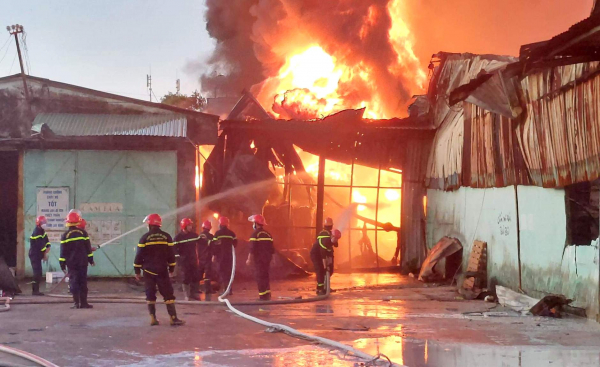 Cháy lớn tại kho vật tư nhà máy biến áp Đà Nẵng -0
