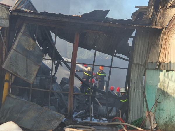 Cháy lớn tại kho vật tư nhà máy biến áp Đà Nẵng -1