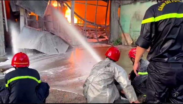 Cháy lớn tại kho vật tư nhà máy biến áp Đà Nẵng -2