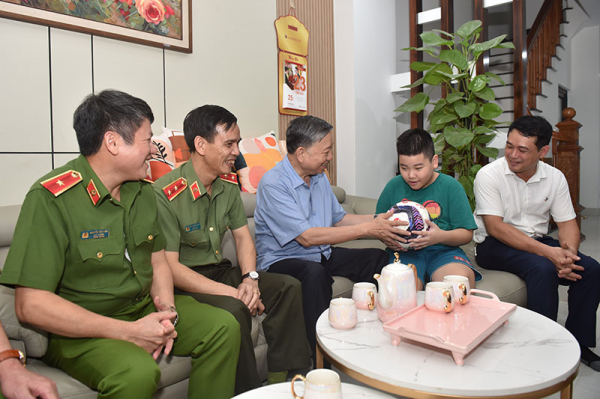 Bộ trưởng Tô Lâm thăm, tặng quà gia đình thương binh Vũ Văn Dưỡng -0