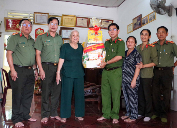 Công an tỉnh Kiên Giang thăm hỏi, tặng quà gia đình chính sách, người có công -1