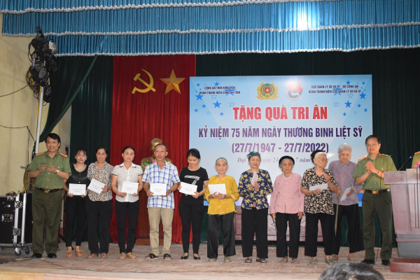 Cục Quản lý xây dựng và doanh trại trao quà tình nghĩa tại Hưng Yên -0