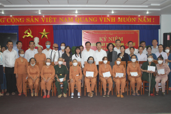 Phó Thủ tướng Thường trực Chính phủ Phạm Bình Minh thăm, tặng quà cho người có công tại Đà Nẵng -0