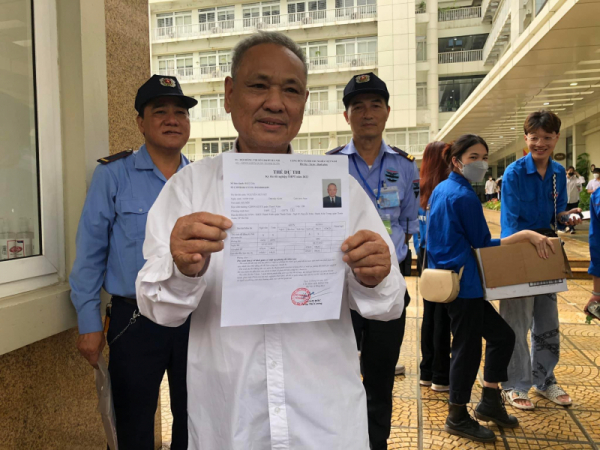82-year-old candidate passes Vietnam's national high school graduation exam -0