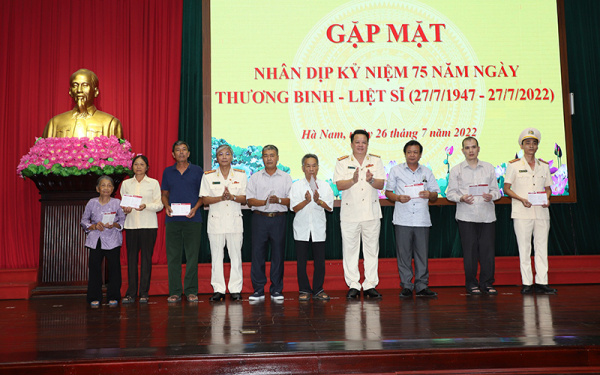 Công an các đơn vị, địa phương tổ chức nhiều hoạt động tri ân -0