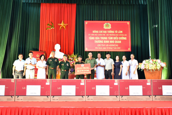 Minister To Lam sends gifts to wounded soldiers in Ninh Binh -0