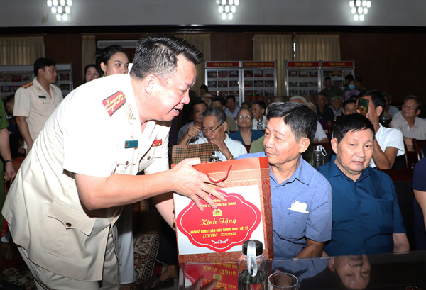 Công an các đơn vị, địa phương tổ chức nhiều hoạt động tri ân -1