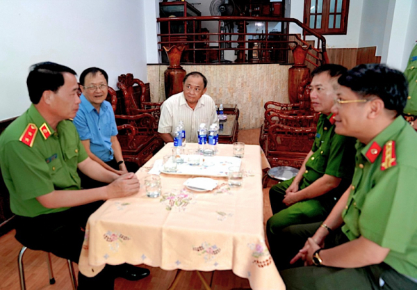 Deputy Minister Le Quoc Hung visits revolution contributors  -0