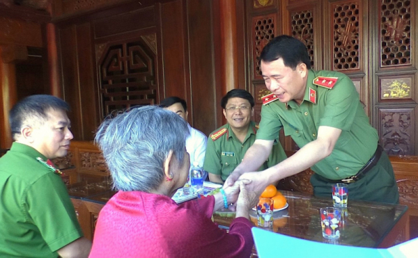 Deputy Minister Le Quoc Hung visits revolution contributors  -0