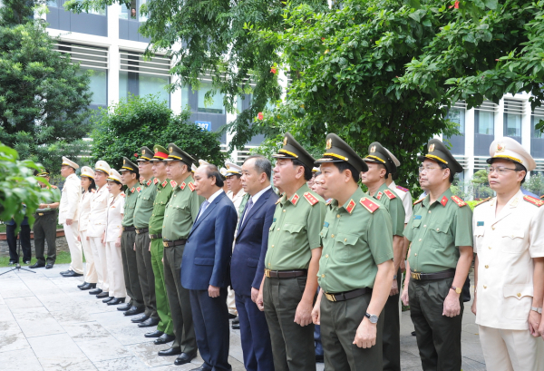 Đoàn đại biểu Đảng ủy Công an Trung ương dâng hương tưởng niệm Chủ tịch Hồ Chí Minh -0