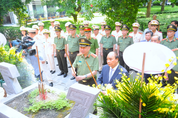 Đoàn đại biểu Đảng ủy Công an Trung ương dâng hương tưởng niệm Chủ tịch Hồ Chí Minh -1