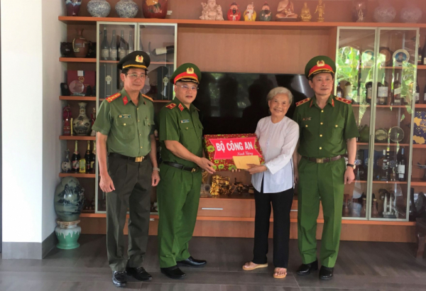 Deputy Minister Nguyen Van Long visits revolutionary contributors - 1