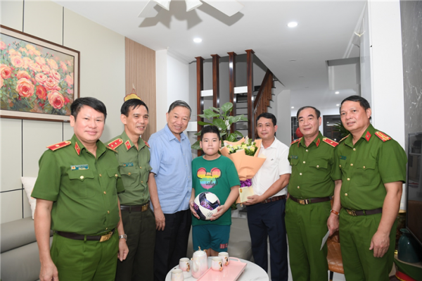 Minister To Lam visits to war wounded veterans, families of martyrs -0