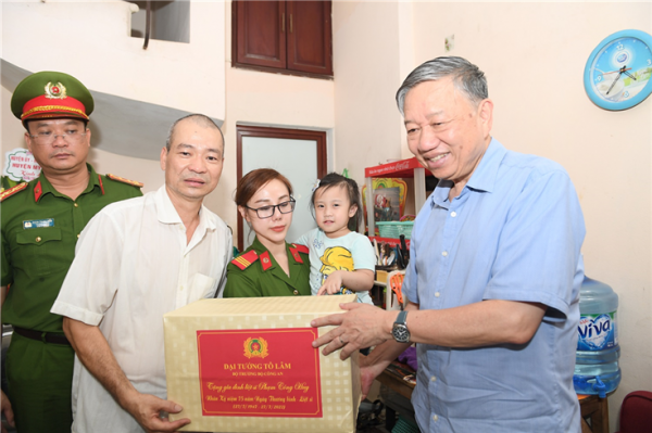 Minister To Lam visits to war wounded veterans, families of martyrs -0