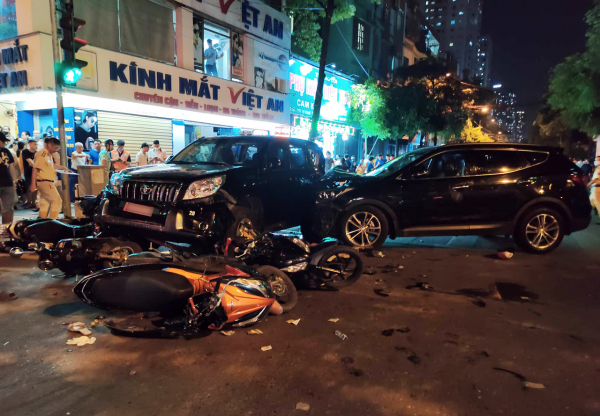 1 người tử vong sau tai nạn liên hoàn giữa 4 ô tô và 6 xe máy -0