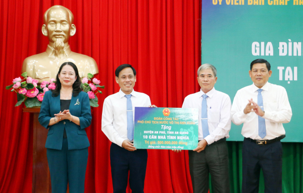 Phó Chủ tịch nước Võ Thị Ánh Xuân tặng quà gia đình người có công với cách mạng tại huyện biên giới  -0