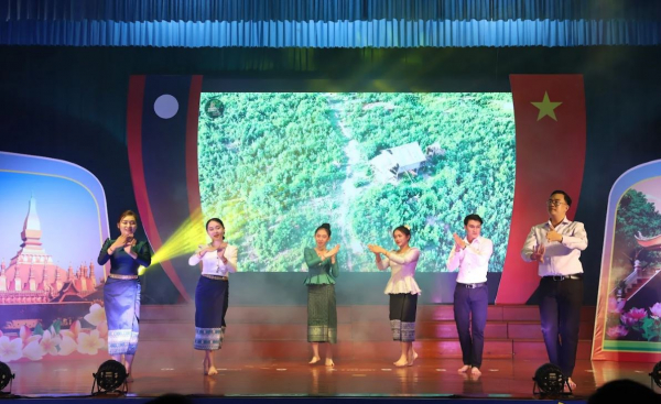 Đặc sắc chương trình giao lưu văn nghệ Việt Nam - Lào -0