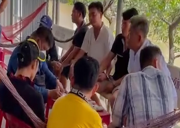 lực lượng công an lập biên bản tạm giữ tang vật tại hiện trường vụ đánh bạc.jpg -0
