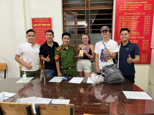 Đà Nẵng: Du khách nước ngoài viết thư cảm ơn Công an tìm được túi xách có tài sản lớn bị mất  -0